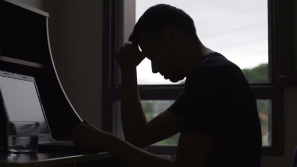 Einsamer trauriger Mann auf Jobsuche online, Arbeitslosigkeit und Depression, Probleme — Stockvideo