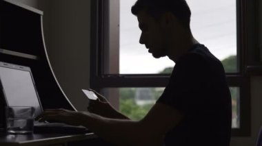 Online alışveriş, laptop, modern teknolojileri ekleyerek kredi kartı numarası dostum