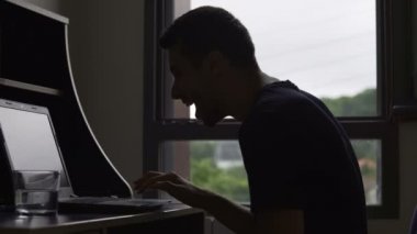 Laptop arkadaşıyla Sohbet, şaka ve gülüyor, iletişim adam gülümseyen