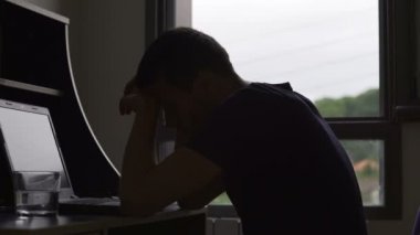 Bilgisayar başında oturan uykulu yorgun işkolik bütün gece proje üzerinde çalıştı.