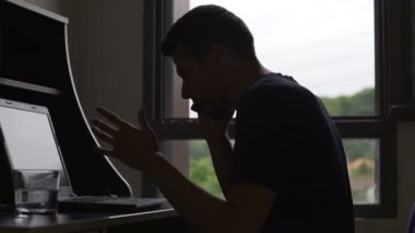 Gergin Yöneticisi istemcide telefon üzerinden dizüstü evde çalışırken çığlık