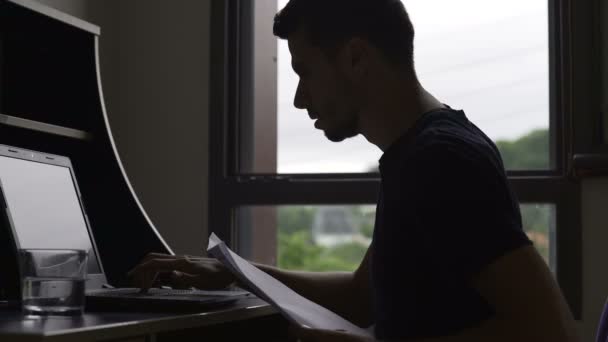 Gerente de cuenta ocupado trabajando todo el día en el ordenador portátil, freelancer escribiendo en el teclado — Vídeo de stock