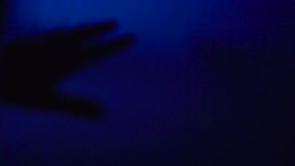 Silhouette della mano umana a contatto con gli alieni, vita extraterrestre. Dipendenza da droghe — Video Stock