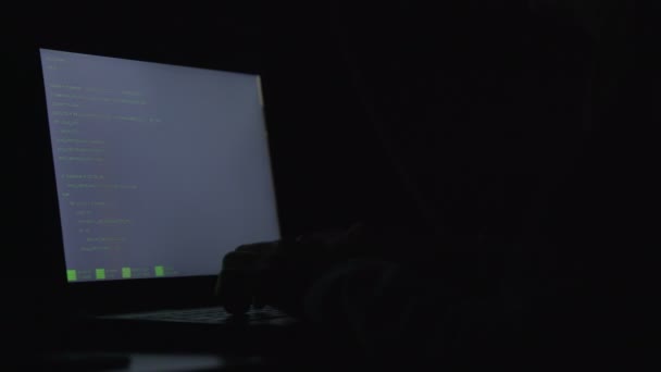 Hacker escribiendo código, creando virus informáticos, programador trabajando hasta tarde en la noche — Vídeo de stock