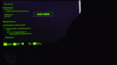 Kendine güvenen hacker sisteme, başparmak gösterilen veri hırsızlığı, suç kırma