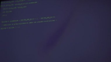 Programlama kod karanlık ekran, çalışma gece hacker görünen dizeleri