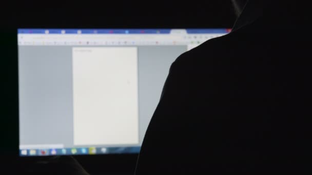 Похотливый мужчина смотрит на сексуальных женщин в бикини на экране ноутбука, разврат — стоковое видео