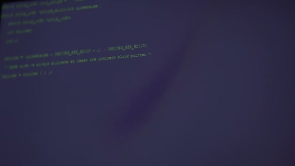 、ハッカー、夜間作業、暗い画面に表示されるプログラミング コードの文字列 — ストック動画