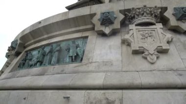 Barcelona, Columbus anıt bronz ayaklı Süpürgelik panellerinde kısma