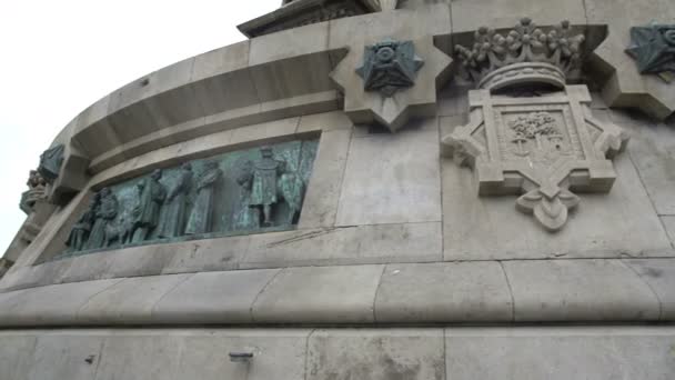 Μνημείο του Κολόμβου στη Βαρκελώνη, χάλκινο ανάγλυφο πάνελ σε βάθρο πλίνθο — Αρχείο Βίντεο