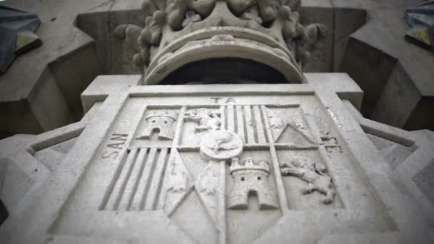 Escudo de armas de Santa Fe en el zócalo del Monumento a Colón en la parte inferior de la columna alta — Vídeos de Stock