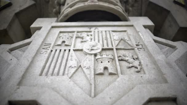 Detail van het Monument van Columbus in Barcelona, Spanje, Santa Fe-van-wapen ontwerpen — Stockvideo