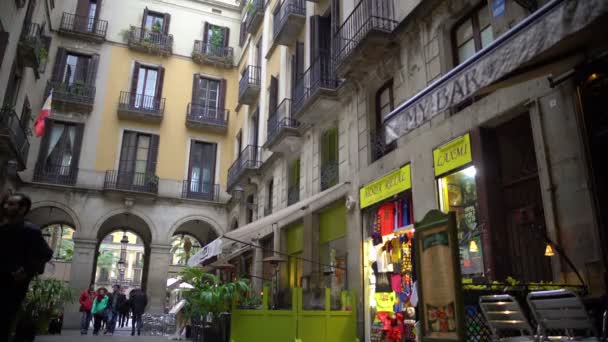 BARCELONA, ESPAÑA - CIRCA ENERO 2016: Turistas en un tour turístico. Gente paseando por calles estrechas con cafés y tiendas al aire libre, bonita ciudad europea — Vídeos de Stock