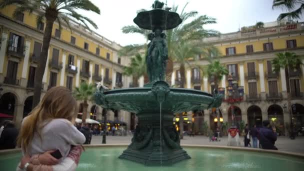 Romantiska par kramar och kyssar nära fountain, Bröllopsresa i Spanien, Europa — Stockvideo