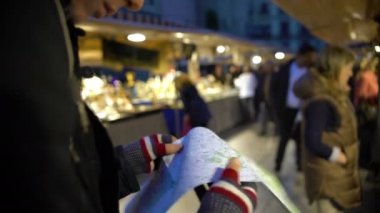 Haritaya, bakıyordum turistik gezi turuna, Hatıra Eşyası için hedef seçme