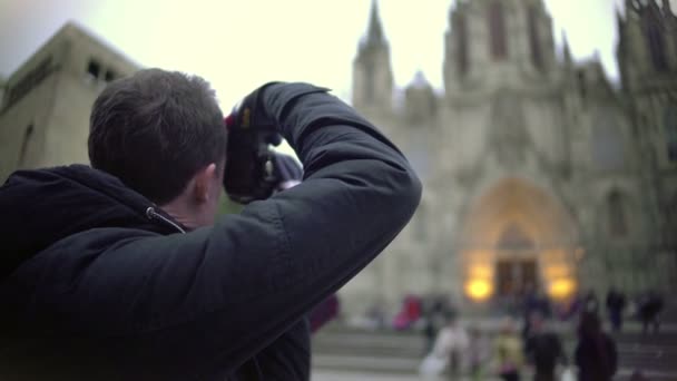 Turista masculino animado tirando fotos da catedral gótica, impressões de viagem — Vídeo de Stock
