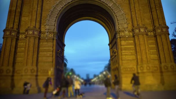 Триумфальная арка в Барселоне, орнаментированный передний фриз, вид испанской архитектуры — стоковое видео