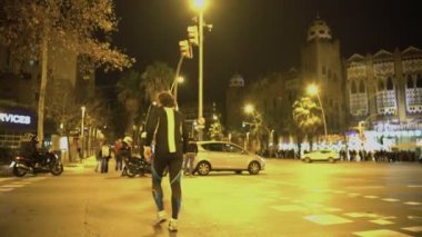 Sokak köşesinde yol kazadan sonra savunarak rahatsız motosiklet ve otomatik sürücüleri