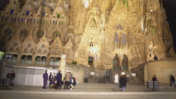 Orang-orang yang tertarik melihat arsitektur yang menakjubkan dari gereja Sagrada Familia Gaudi — Stok Video
