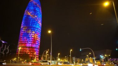 Barselona, İspanya, Simgesel Yapı gece parlak renkli Torre Agbar gökdelen
