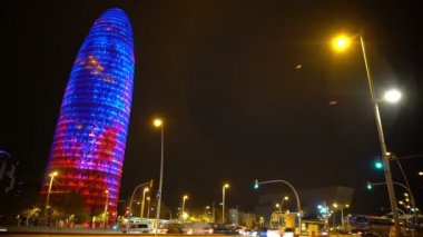 Renkli ışıklar, gece Barcelona, mimarisi ile parlayan Torre Agbar Kulesi