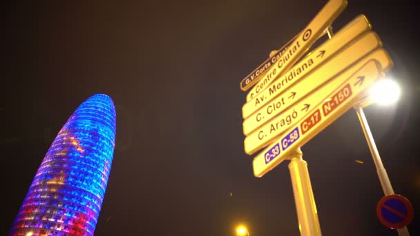 Торре Агбар освітлені вночі, Барселона Орієнтир, вулиця імена на дорожніх знаків — стокове відео