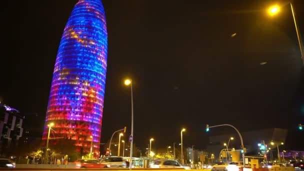 Barselona, İspanya, Simgesel Yapı gece parlak renkli Torre Agbar gökdelen — Stok video