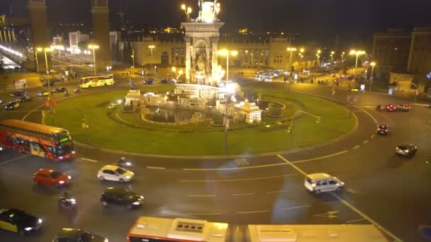 Szép éjszakai kilátás főterén Barcelonában, a Plaza de Espana szökőkút — Stock videók