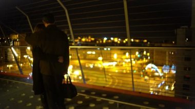 Mutlu evli çift gökdelen üstünde tepe-in sarılma gece şehir ışıkları arıyorum