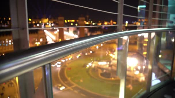 Vista dal grattacielo di notte, frenetica vita urbana nella megalopoli illuminata — Video Stock