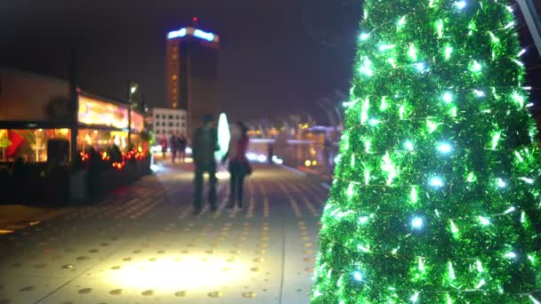 Atmosfera de Crăciun în oraș de noapte, cupluri fericite care se bucură de date, pauză de timp — Videoclip de stoc