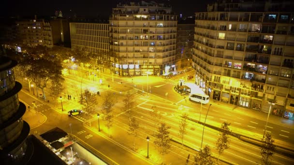 Движение на центральной улице в ночном городе, заброшенный бизнес-центр в мегаполисе — стоковое видео