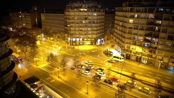 Intensivo tráfico nocturno timelapse, muchos coches de conducción, la gente corriendo en las calles — Vídeos de Stock