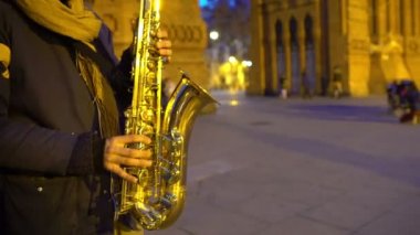 Saksafon müzik, güzel romantik bir atmosfer, tarihi gece şehirde oynamak müzisyen