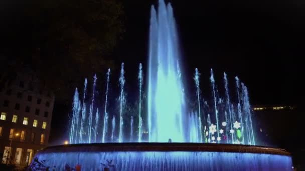 Osvětlené tančící fontány, krásnou vodu a hudební show, turistickou atrakcí — Stock video