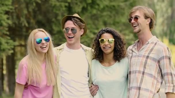 Jóvenes parejas hermosas bromeando y riendo en el campamento de verano, vacaciones, diversión — Vídeo de stock