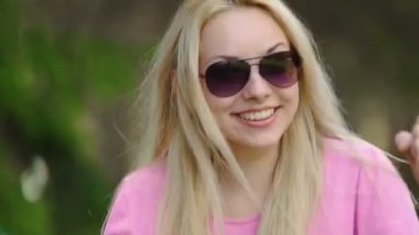 Gülümseyen ve güneş gözlüğü yansıma yaz partide dans arkadaş şarkı