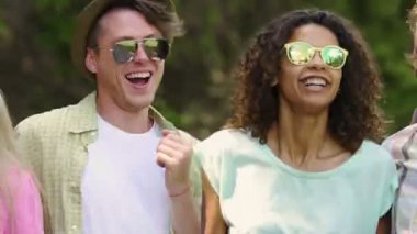 Dans ve park, yaz tatili, gençlik gülümseyen mutlu Genç çiftler