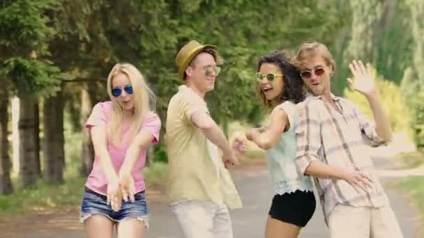 Locas parejas sonrientes bailando y pasando el rato en el festival de música al aire libre, verano — Vídeo de stock