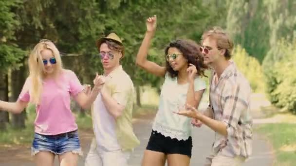 Multi-etnische groep vrienden dansen en springen op openlucht muziekfestival — Stockvideo