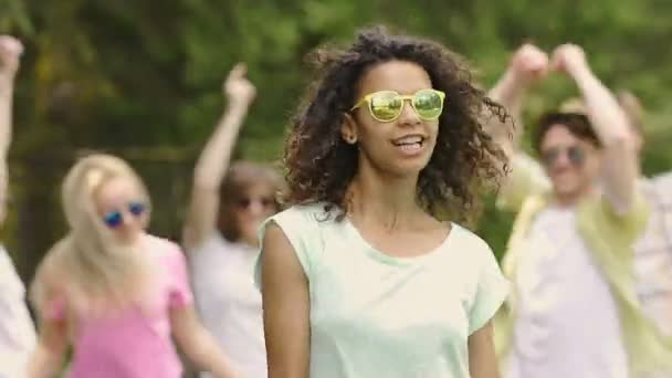 Estrella del pop cantando y bailando en el festival de música al aire libre, concierto, fama — Vídeo de stock