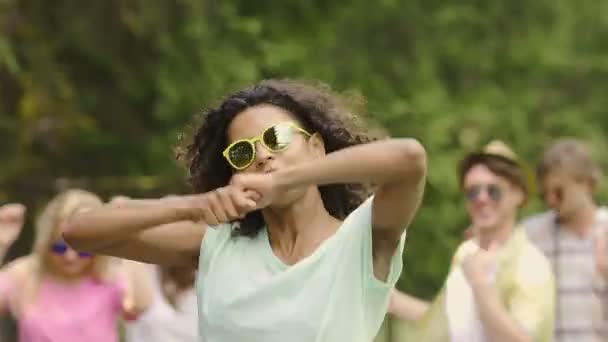 Mujer bastante biracial bailando en el show de talentos al aire libre, mostrando sus habilidades — Vídeos de Stock