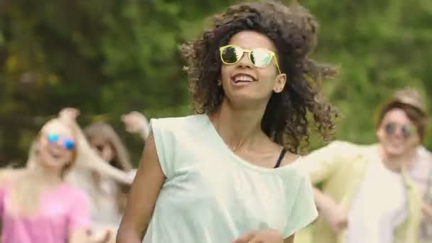 Biracial vrouw in zonnebril bij open-air disco, zomervakantie, ontspanning — Stockvideo