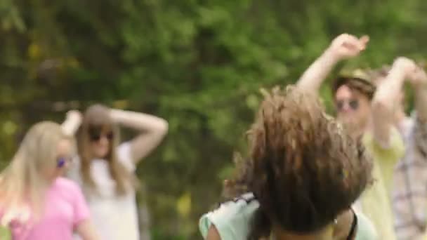 Divertente ragazza che si muove verso la musica alla festa, battaglia di danza, stile di vita sano — Video Stock