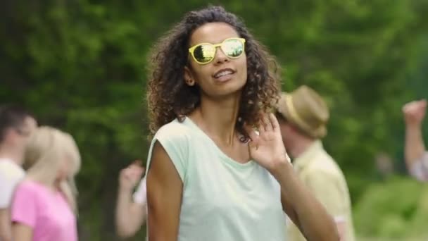 Güzel oyuncu hava öpücük kamera için gönderme açık hava partisinde, gevşeme dans — Stok video