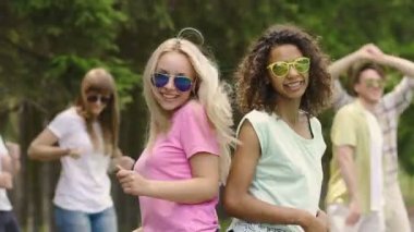 Dans ve park, gülümseyen iyi dinlenme, en iyi arkadaşlar tatil serin