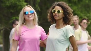 Müzik serin partide dans yaz tatili, zevk mutlu kız öğrenci