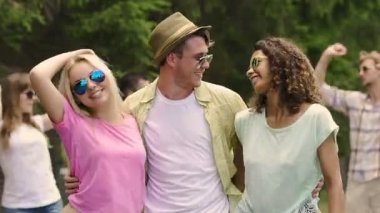 Birçok genç insanlar dans müzik ve sallanan eller, partide neşeli duygular için