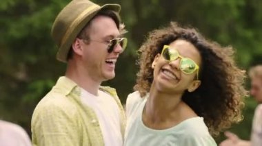 Yakışıklı adam, partide dans Romantik Çift sarılma güzel genç bayan