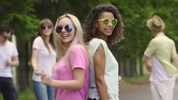 Beaux amis multiculturels dansant et riant à la discothèque dans le parc, été — Video